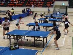 決勝トーナメントを戦う江口さん(右手前)佐藤さん(右奥)